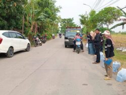 Humanis dan Tertib, PWB Bagikan Ratusan Takjil di Tanjung Harjo Bojonegoro