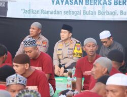 Momen Langka, Ratusan Pasien ODGJ dan Polisi Sholat Tarawih Berjamaah di Nguwok Lamongan