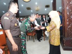 Momen Hangat Sapa Bansos di Pendopo Lokatantra Lamongan, Gubernur Khofifah Dengar Curhat Warga