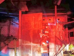 Aksi Heroik Damkarmat Bojonegoro Jinakkan Api di Gudang Padi Sidodadi Bojonegoro