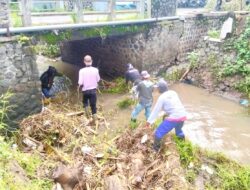 Respon Cepat Aduan 112, Pemkot Kediri Bersihkan Material Pohon di Sungai Ngampel