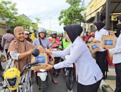 Sisi Humanis Polri: Polwan Bojonegoro Hadir di Tengah Jalan Berbagi Berkah Ramadan