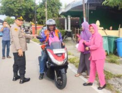 Bukan Tilang, Pengendara di Depan Mapolsek Kalitidu Bojonegoro Justru Full Senyum Karena Ini