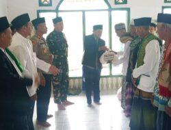 Aksi Taktis Muspika Sambeng Lamongan: Pantau Kondusivitas Sambil Sebar Paket Sembako
