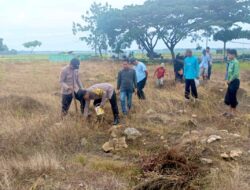 Momen Hangat di Desa Sendangagung: Saat Polisi Sumberrejo Bojonegoro dan Perangkat Desa Kompak Nyangkul bareng