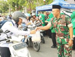 Intip Keseruan Persit Kodim Bojonegoro Berbagi Takjil di Jalanan