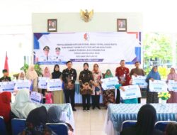 Pemkab Bojonegoro Serahkan Bansos Anak Yatim dan Lansia di Kapas