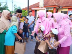 Momen Mengharukan di Sugihwaras, Anak TK dan Kapolres Bojonegoro Bagikan Takjil Ramadan