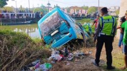 Mobil Elf Nyemplung ke Sungai di Lamongan, Polisi Bergerak Cepat