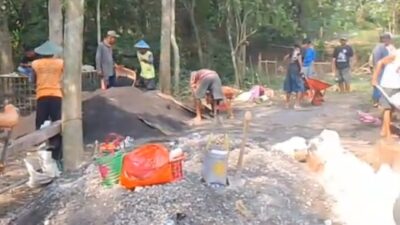 Gotong Royong Warga dan TNI Percepat Pembangunan Jembatan Bakalan–Baru lor