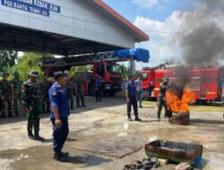 Prajurit Yonif TP 885/Belibis Putih Latihan Penanganan Kebakaran di Bojonegoro