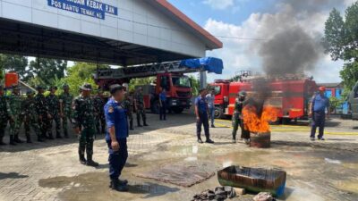 Prajurit Yonif TP 885/Belibis Putih Latihan Penanganan Kebakaran di Bojonegoro