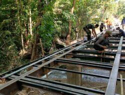 Gotong Royong TNI dan Warga, Pengelasan Pengaman Jembatan Perintis Garuda Dikebut