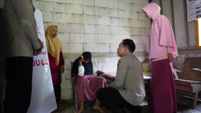 Sentuhan Kepedulian di Trucuk: Kapolres Bojonegoro Kuatkan Semangat Hidup Ainur Riz