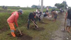 Gotong Royong Bersihkan Bahu Jalan, Babinsa Pasirharjo Ajak Warga Wujudkan Lingkungan Asri