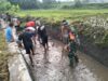 Gotong Royong Bersihkan Irigasi, Babinsa Karang Tengah Perkuat Dukungan untuk Petani