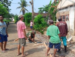 Sinergi Babinsa dan Warga, Gotong Royong Perbaiki Atap Rumah Warga di Klemunan