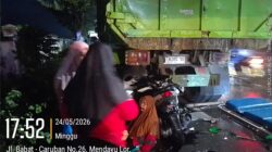Pemotor Tabrak Truk Tronton yang Parkir di Tepi Jalan di Balen, Istri Alami Luka Parah