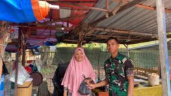 Yonif TP 885/Belibis Putih Salurkan Daging Kurban, Pererat Kepedulian Sosial dengan Warga