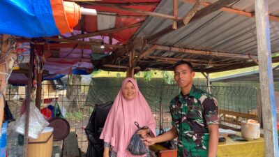 Yonif TP 885/Belibis Putih Salurkan Daging Kurban, Pererat Kepedulian Sosial dengan Warga