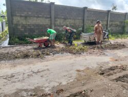 Wujud Nyata Kemanunggalan TNI-Rakyat, Babinsa Candirejo Pimpin Gotong Royong Bersihkan Jalan Desa
