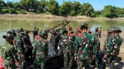 TNI dan Warga Bojonegoro Gotong Royong Bersihkan Bengawan Solo, Wujud Nyata Kepedulian Lingkungan