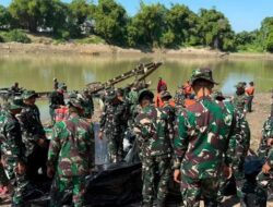 TNI dan Warga Bojonegoro Gotong Royong Bersihkan Bengawan Solo, Wujud Nyata Kepedulian Lingkungan