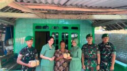 Persit dan Prajurit Yonif TP 885/Belibis Putih Salurkan Bantuan Telur bagi Warga Kurang Mampu