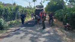 *Sinergi TNI dan Warga, Babinsa Kedunggebang Gotong Royong Monitor Perbaikan Jalan Desa*