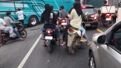 Kacau Balau! Perbaikan Jalan Desa Bengkak Lumpuhkan Arus Logistik, Sopir Teriak Rugi Jutaan Rupiah