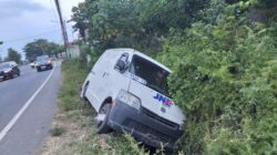 Diduga Mengantuk, Mobil Box JNT Hantam Pemotor di Utara Balai Desa Alasbuluh, Sopir dan Motor Terperosok ke Parit