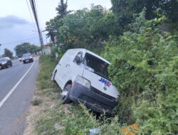 Diduga Mengantuk, Mobil Box JNT Hantam Pemotor di Utara Balai Desa Alasbuluh, Sopir dan Motor Terperosok ke Parit