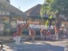Malu di Mata Wisatawan! Kades Wongsorejo Abdul Bakar dan Staf Turun Tangan Bersihkan Sampah Warga, Sementara Masyarakat Masih Asyik Buang Sampah Sembarangan “di Jembatan” Banyuwangi-Bali