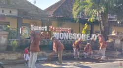 Malu di Mata Wisatawan! Kades Wongsorejo Abdul Bakar dan Staf Turun Tangan Bersihkan Sampah Warga, Sementara Masyarakat Masih Asyik Buang Sampah Sembarangan “di Jembatan” Banyuwangi-Bali