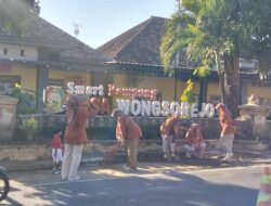 Malu di Mata Wisatawan! Kades Wongsorejo Abdul Bakar dan Staf Turun Tangan Bersihkan Sampah Warga, Sementara Masyarakat Masih Asyik Buang Sampah Sembarangan “di Jembatan” Banyuwangi-Bali