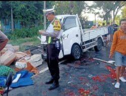 Dugaan Ngantuk Berujung Maut! Pick Up Oleng Hantam Truk Box di Wongsorejo, Pengemudi Muda Alami Patah Tulang Paha