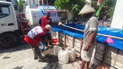 Krisis Air Mulai Dirasakan, PMI dan BPBD Salurkan Bantuan ke Warga Sumberrejo