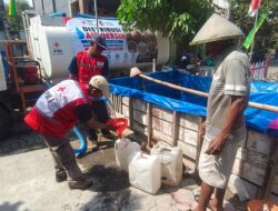 Krisis Air Mulai Dirasakan, PMI dan BPBD Salurkan Bantuan ke Warga Sumberrejo