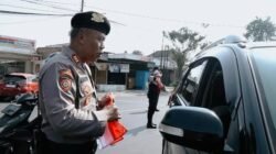 HUT Kemerdekaan ke-81, Polres Mojokerto Bagikan Bendera Merah Putih, Perkuat Semangat Bhinneka Tunggal Ika