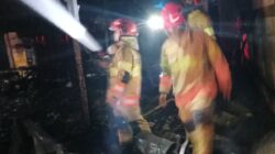 Gerak Cepat Damkarmat Bojonegoro Jinakkan Kebakaran Rumah di Kepohkidul, Dua Motor Hangus