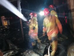 Gerak Cepat Damkarmat Bojonegoro Jinakkan Kebakaran Rumah di Kepohkidul, Dua Motor Hangus