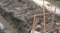 Proyek Rekonstruksi Jalan Sentul–Kesamben Senilai Rp1,128 Miliar Disorot, Dugaan Metode Pekerjaan TPT Tak Sesuai Juknis Dipertanyakan.