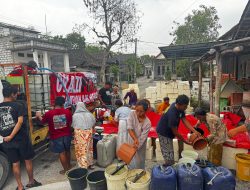 Dua Hari Berturut-turut, CV Alzi Putra Salurkan 35.000 Liter Air Bersih untuk Warga Brangkal