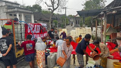 Dua Hari Berturut-turut, CV Alzi Putra Salurkan 35.000 Liter Air Bersih untuk Warga Brangkal